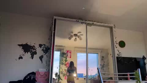 Snapshot of lovesstation chatting on 19, 10, 2025 lovesstation online show from 19, 10, 2025