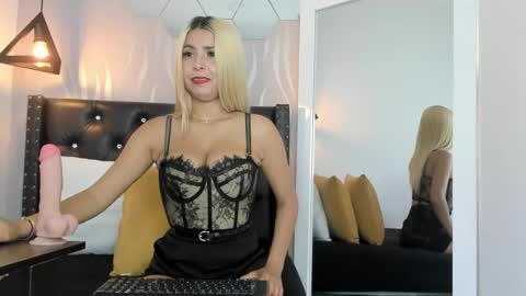 Snapshot of lucia_rios chatting on 5, 10, 2025 Lucia online show from 5, 10, 2025