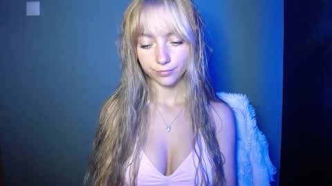 Snapshot of luciacam20 chatting on 22, 9, 2025 Lucy online show from 22, 9, 2025
