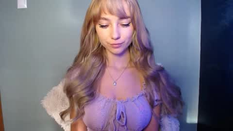 Snapshot of luciacam20 chatting on 27, 10, 2025 Lucy online show from 27, 10, 2025