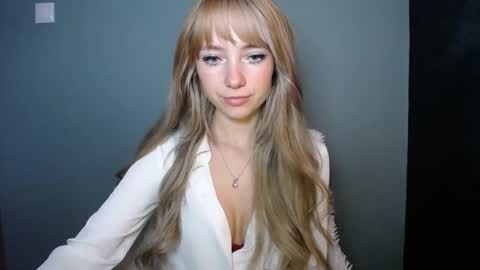 Snapshot of luciacam20 chatting on 28, 10, 2025 Lucy online show from 28, 10, 2025