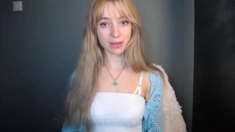 Snapshot of luciacam20 chatting on 12, 11, 2025 Lucy online show from 12, 11, 2025