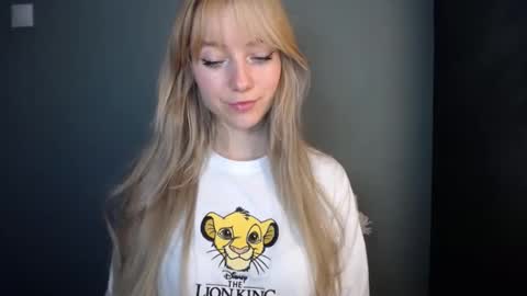 Snapshot of luciacam20 chatting on 14, 11, 2025 Lucy online show from 14, 11, 2025