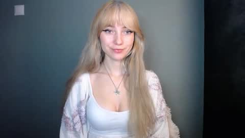 Snapshot of luciacam20 chatting on 18, 11, 2025 Lucy online show from 18, 11, 2025