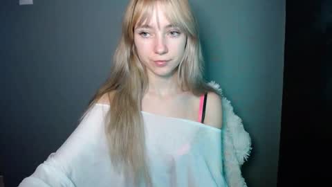 Snapshot of luciacam20 chatting on 22, 11, 2025 Lucy online show from 22, 11, 2025