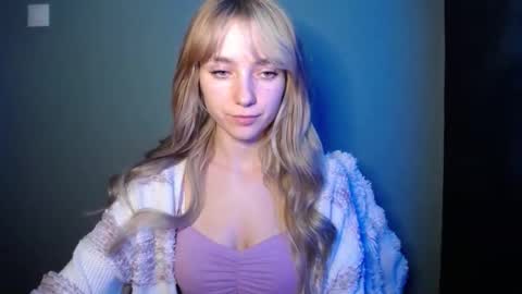 Snapshot of luciacam20 chatting on 25, 11, 2025 Lucy online show from 25, 11, 2025