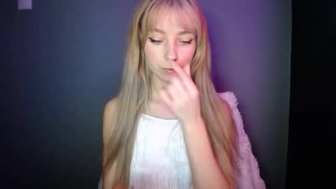 Snapshot of luciacam20 chatting on 28, 11, 2025 Lucy online show from 28, 11, 2025