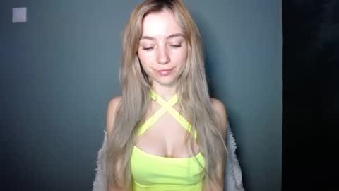 Snapshot of luciacam20 chatting on 15, 12, 2025 Lucy online show from 15, 12, 2025