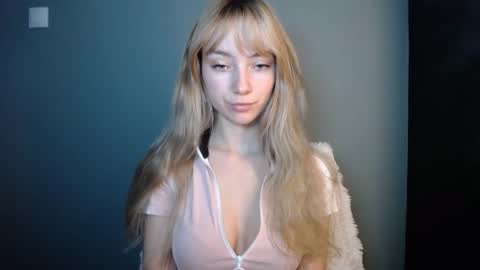 Snapshot of luciacam20 chatting on 16, 12, 2025 Lucy online show from 16, 12, 2025