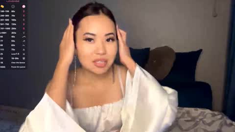 Snapshot of lucialostroh chatting on 15, 12, 2025 Kira online show from 15, 12, 2025