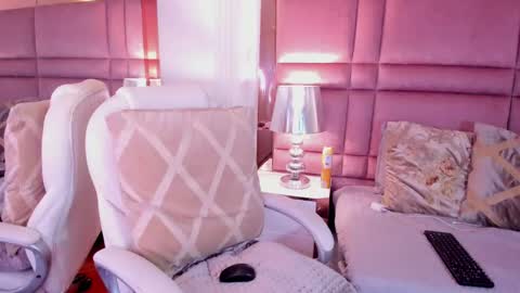  lucia wallace  online show from 15, 2, 2025