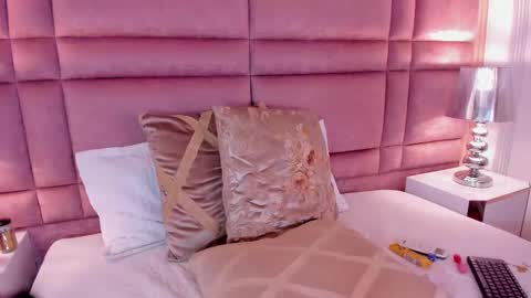  lucia wallace  online show from 28, 2, 2025