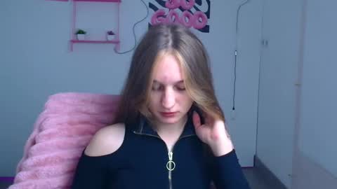 Snapshot of lucieamour_ chatting on 15, 11, 2025 Lucie online show from 15, 11, 2025