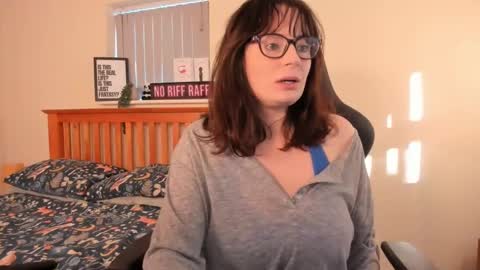 Snapshot of luciewintersuk chatting on 2, 1, 2025 Lucie Winters online show from 2, 1, 2025