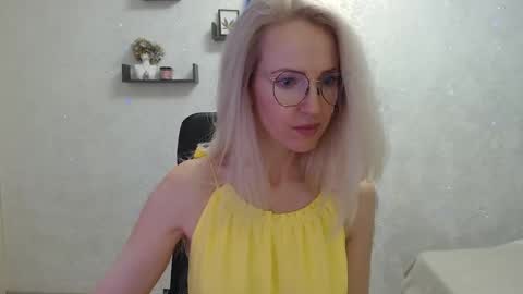 Snapshot of luckcristal chatting on 5, 3, 2025 Arina online show from 5, 3, 2025