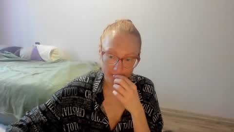 Snapshot of lucky_licky20 chatting on 10, 12, 2024 lucky_licky20 online show from 10, 12, 2024