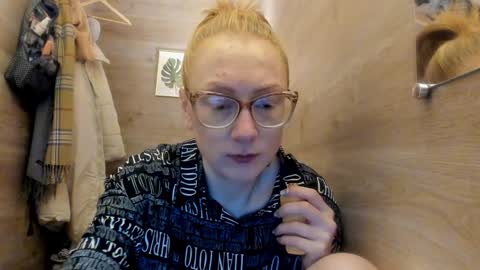 Snapshot of lucky_licky20 chatting on 15, 12, 2024 lucky_licky20 online show from 15, 12, 2024