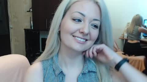 Snapshot of luckyshotgirl chatting on 22, 4, 2026 LuckyShot online show from 22, 4, 2026