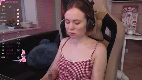 Snapshot of lucy_mirror chatting on 15, 10, 2025 Lucy online show from 15, 10, 2025