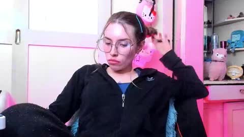 Snapshot of lucy_s3x chatting on 18, 9, 2025 Lulu online show from 18, 9, 2025