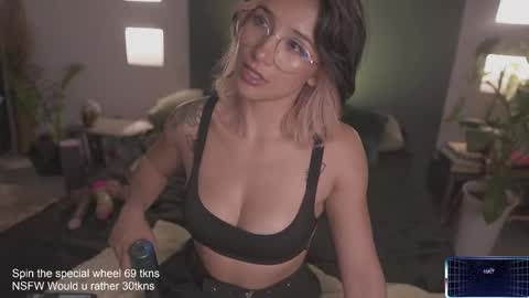 Lucy Alien  online show from 22, 2, 2025