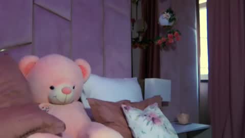 Lucy Lexton online show from 22, 4, 2026