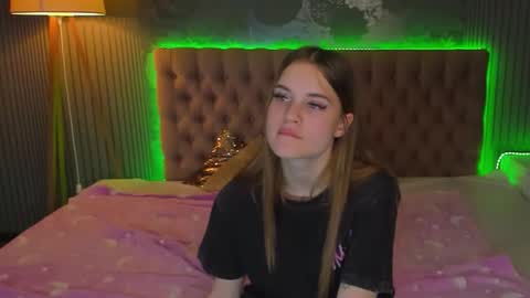 Snapshot of luisaclover chatting on 18, 11, 2025 LuisaClover online show from 18, 11, 2025