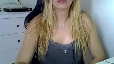 Snapshot of luizacandy chatting on 28, 10, 2025 luizacandy online show from 28, 10, 2025