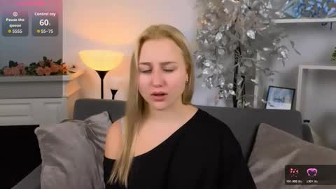 Snapshot of lulu___moon chatting on 16, 12, 2025 Lily online show from 16, 12, 2025