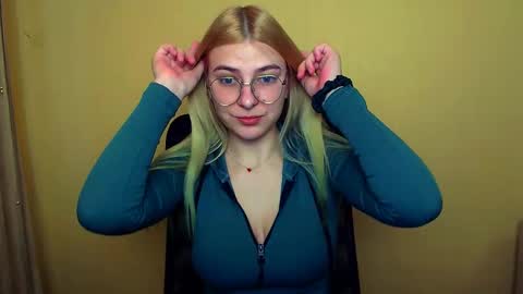 Snapshot of luna_lush_ chatting on 4, 1, 2025 Luna online show from 4, 1, 2025