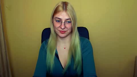 Snapshot of luna_lush_ chatting on 4, 1, 2025 Luna online show from 4, 1, 2025