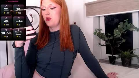 Snapshot of lunabl1ss chatting on 1, 2, 2026 Luna give me a thumbs up please online show from 1, 2, 2026