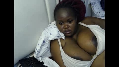 Snapshot of lunabloom01 chatting on 17, 1, 2026 lunabloom01 online show from 17, 1, 2026