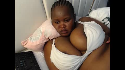 Snapshot of lunabloom01 chatting on 31, 1, 2026 lunabloom01 online show from 31, 1, 2026