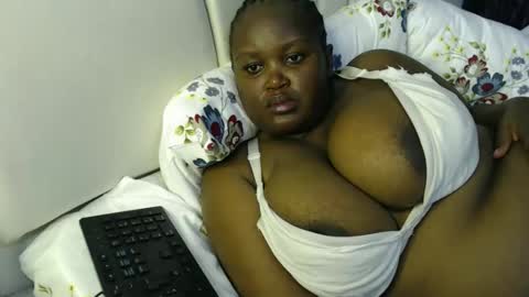 Snapshot of lunabloom01 chatting on 1, 2, 2026 lunabloom01 online show from 1, 2, 2026