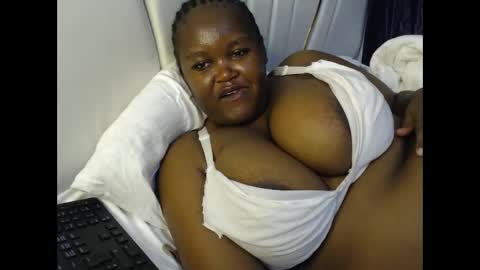 Snapshot of lunabloom01 chatting on 4, 2, 2026 lunabloom01 online show from 4, 2, 2026