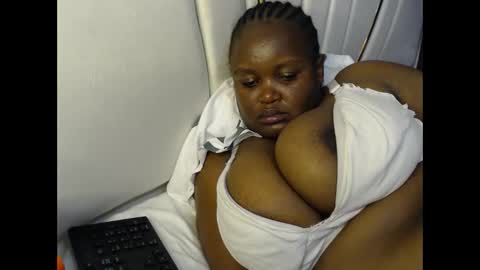 Snapshot of lunabloom01 chatting on 5, 2, 2026 lunabloom01 online show from 5, 2, 2026