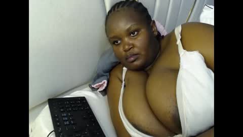 Snapshot of lunabloom01 chatting on 7, 2, 2026 lunabloom01 online show from 7, 2, 2026