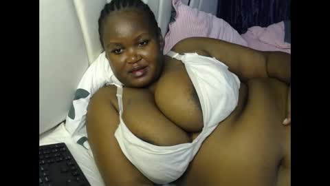 Snapshot of lunabloom01 chatting on 11, 2, 2026 lunabloom01 online show from 11, 2, 2026