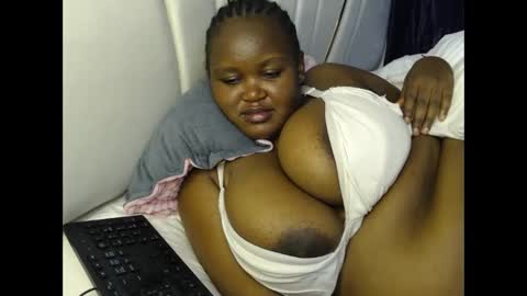 Snapshot of lunabloom01 chatting on 11, 2, 2026 lunabloom01 online show from 11, 2, 2026