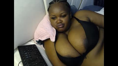 Snapshot of lunabloom01 chatting on 17, 2, 2026 lunabloom01 online show from 17, 2, 2026