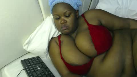 Snapshot of lunabloom01 chatting on 10, 5, 2026 lunabloom01 online show from 10, 5, 2026