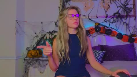 Snapshot of lunarishi chatting on 21, 10, 2025 Luna Rishi online show from 21, 10, 2025