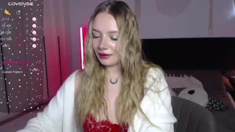 LunaticaBae online show from 2, 3, 2025