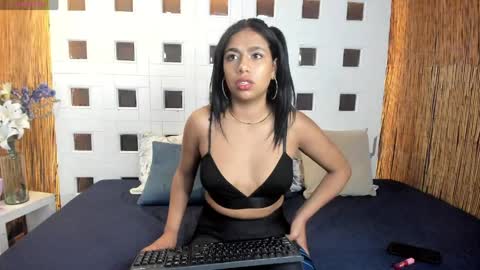 lunavelvet__ online show from 13, 5, 2026