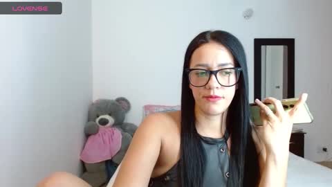 lunayois02 online show from 6, 2, 2025