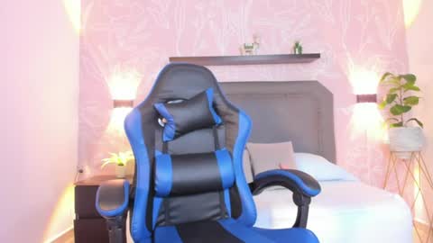 Snapshot of lunna_celeste chatting on 11, 6, 2026 L U N A online show from 11, 6, 2026