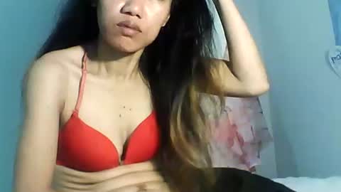 Snapshot of luvu4everxxx chatting on 31, 10, 2025 Bee Bee online show from 31, 10, 2025