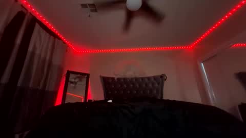 Snapshot of luvvlee chatting on 18, 10, 2025 luvvlee online show from 18, 10, 2025