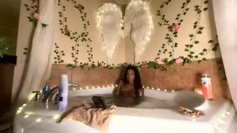 Snapshot of luvvlee chatting on 24, 10, 2025 luvvlee online show from 24, 10, 2025